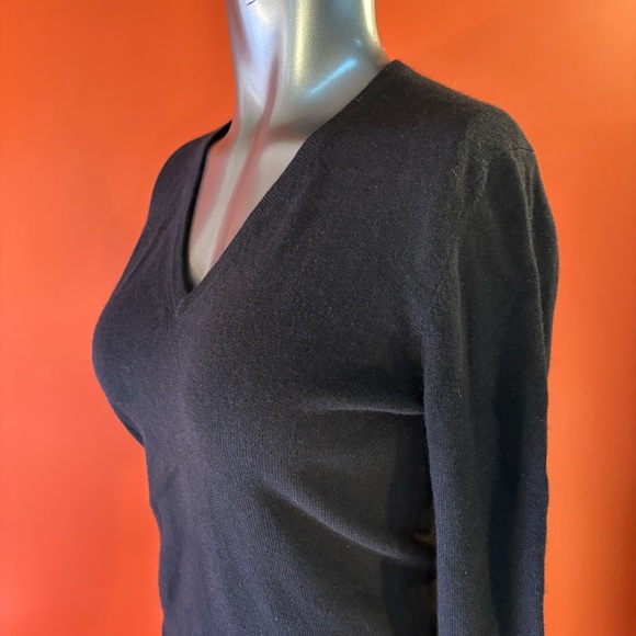 Saks Fifth Avenue Classic Black V-Neck Cashmere Sweater - Picture 3 of 5